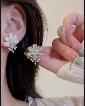 2025_12_01_49a588490ec25afafabc17be5e12fbe2 Flower Pearl Korean Earrings- Golden
