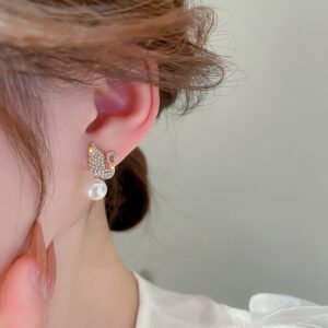 2025_12_01_c92299dbb5461fde6ddcaa9299b11759 Swan Pearl Earrings - Golden